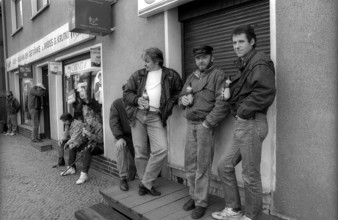 Germany, Hennigsdorf, 14.04.1992, Unemployed people in front of a shop in Hennigsdorf, Europe