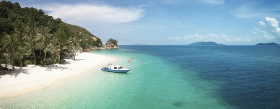 Schönes Strandpanorama Blick über eine Rawa Insel. Weißer Sandstrand von oben gesehen. Malaysia