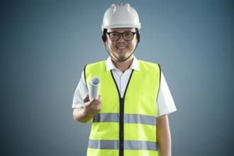 Porträt eines zuversichtlichen asiatischen jungen Ingenieur mit schützenden harten Hut und halten