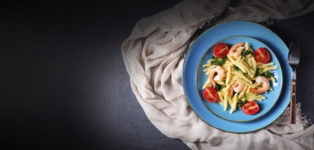 Strozzapreti pasta with spinach and prawns
