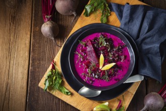 Red borszcz with dill and lemon