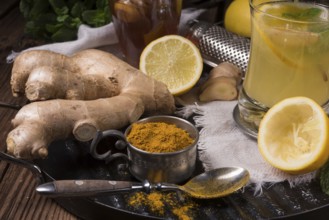 Lemon- ginger lemonade with honey