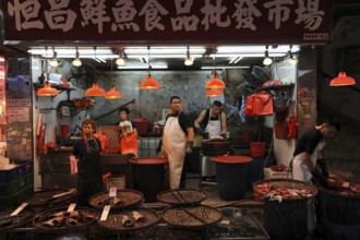 11.10.2014, Hong Kong, People's Republic of China, Asia, Fish vendors wait for customers at a