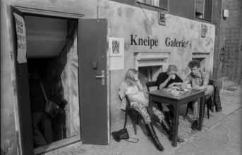 Germany, Berlin, 21.04.1991, Kellerkneipe Assel, Oranienburger Straße, Europe