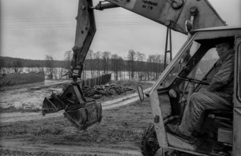 Germany, Sternberg, 12.01.1992, excavator driver, empty silo, old tyres, near Sternberg /
