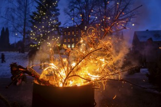 Christmas tree burning on the Kleinnauendorf fairground. The local history association G-Haus