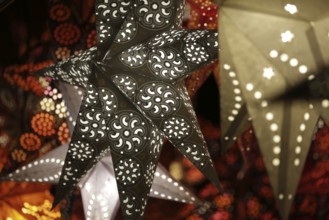 Decorative, illuminated stars with an artistic pattern create a warm, Christmassy atmosphere at a