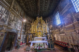 Capilla y techo con policromía del año 1655, glesia del arcángel San Miguel, siglo XV-XVI