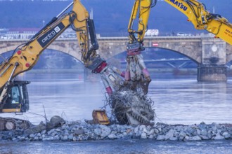 After the partial collapse of the Carola Bridge, demolition work continues on a dam built directly
