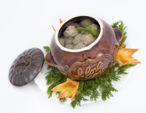 Meatballs in broth, in a clay pot