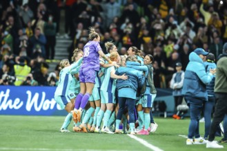 MELBOURNE, AUSTRALIA, JULY 31: Australia celebrate Steph CATLEY scoring a penalty whilst playing