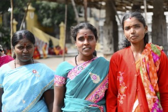 Ekambareshvara Temple, Kanchipuram, Tamil Nadu, India, Asia, Group of woman in vividly patterned