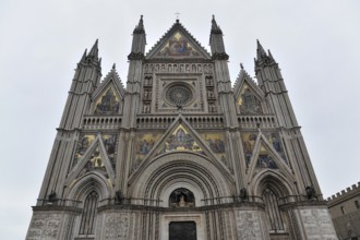 Orvieto Cathedral, Duomo di Orvieto, Umbria, Italy, Europe, Impressive Gothic cathedral with richly
