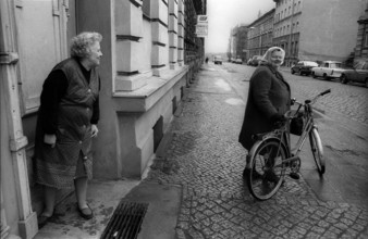 Germany, Eberswalde, 25.03.1992, street scene, two elderly ladies (woman) in conversation, Europe