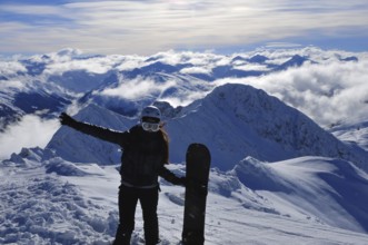 Snowboarder enjoys the magnificent mountain view on the Weissfluhjoch above Davos
