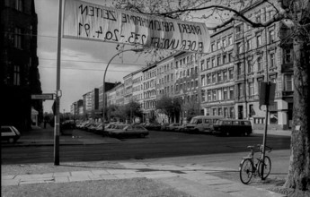 Germany, Berlin, 21.04.1991, Oderberger Straße / Kastanienallee, in front of a temporary gallery,