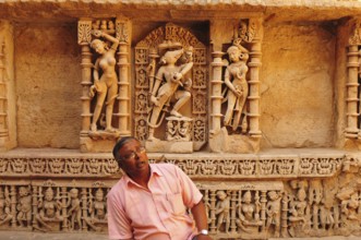 Gujarat, Indien: Führer erklärt die Geschichte des Hindu-Sandstein-Tempels Rani ki Vav (1063 n. CHr