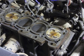 4 cylinders of the car engine in oil, the engine disassembled during repair