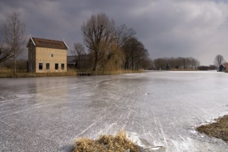 The Appel House is a monumental barn along the Alblas River on the Hof Souburgh grounds near