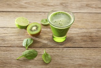 Detox green juice cleansing recipe with also kiwi lemon cucumber spinach