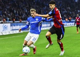 Michael Cuisance (Hertha BSC #27), Daniel Elfadli (Hamburger SV #8), duel, fight, tackle. (DFLDFB