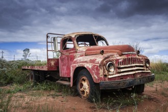 International 190, year of manufacture 1952, old flatbed truck, classic car wreck, Mullewa, Western