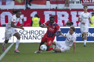 Football match, Sirlod CONTEH 1. FC Heidenheim centre can only be stopped with a foul by Patrick
