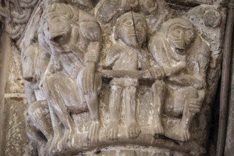 Capital of the transept, represents a monkey, an orangutan, a primate and a man, San Martín de