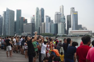 04.08.2018, Singapore, Republic of Singapore, Asia, Visitors watch a flight manoeuvre by the local