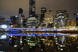 Night view and river light trails (Melbourne). Shooting Location: melbourne