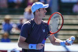 MELBOURNE, AUSTRALIA, JANUARY 11: Sir Andy Murray of Great Britain on his way to beating Dominic