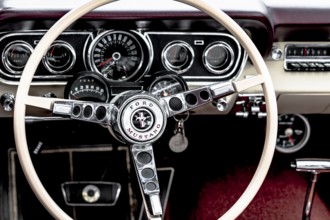 Vintage Ford Mustang, built in 1966, 4700 cc, 225 hp, 200 km/h, close-up of the dashboard with