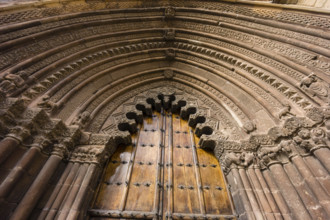 Portada ojival y arquería polilobulada, iglesia de San Román, edificada hacia 1200, Cirauqui,