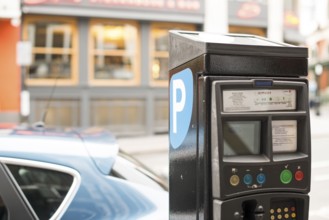 Paid parking space and payment machine