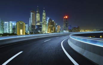 Highway überpass moderne Stadt Skyline Hintergrund .Night Szene