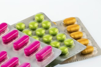 Colourful tablets in blister packaging, symbolic photo for Heilmittel und Gesundheitswesen Austria