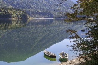 Autumn atmospheric picture, rowing boats on the shore of the Sylvenstein reservoir, reflection,