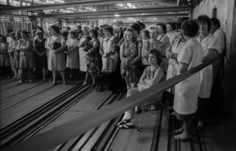 Germany, Kahla, 20.12.1991, Kahla porcelain factory, workforce (female workers) at the works