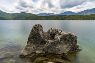 Fantastic round hike around the beautiful Eibsee at the Tiroler Zugspitze Arena