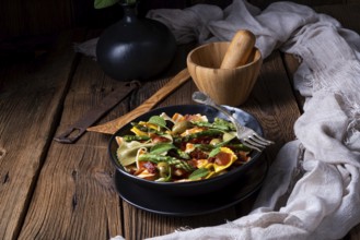 Pasta salad with green asparagus, olives and Parma ham