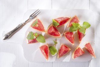 Presentation on cutting red grapefruit segments