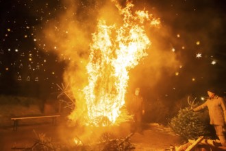 Christmas tree burning on the Kleinnauendorf fairground. The local history association G-Haus