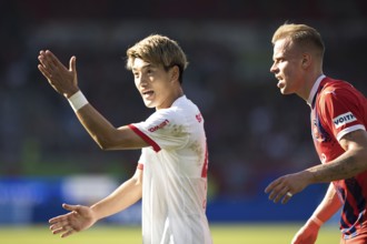 Football match, Ritsu DOAN SC Freiburg left with raised left arm shouting towards linesman, Lennard