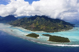 Lagoons in the north-west of Moorea, Moorea, French Polynesia, Oceania