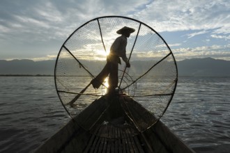 05.03.2014, Nyaung Shwe, Shan State, Myanmar, Asia, A single-leg rower paddles along the northern