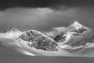 Mountains in the morning light in the valley Stuor Reaiddavaggi, Kebnekaisefjaell, Norrbotten,