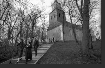 Germany, Greiffenberg, 20.04.1992, Greiffenberg village church, churchgoers on their way home,