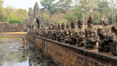 Balustrade with stone gods and demons on the bridge to the southern Tor tor of Angkor Thom