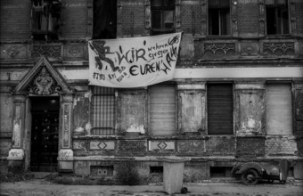 Germany, Berlin, 20 October 1991, Pfarrstraße, many houses in the street are occupied by