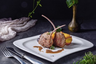 Grilled lamb chops with potatoes